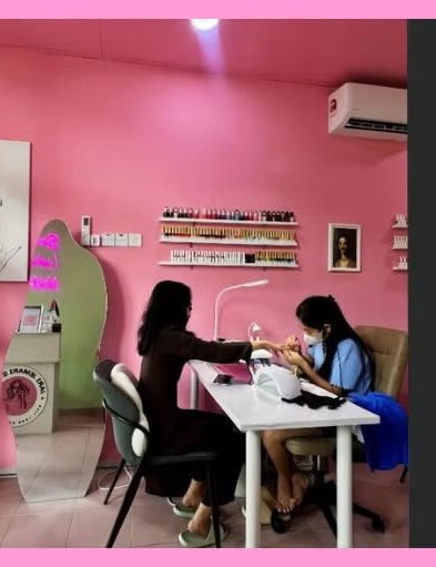 A nail tech at work at Jari Jemari Studio